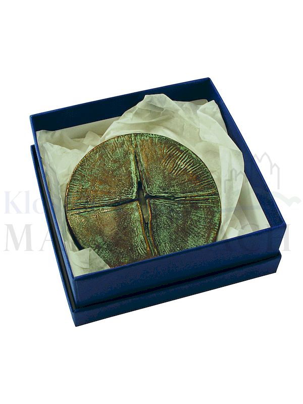Foto: Steh-Plakette Kreuz Durchbrechendes Licht, Ø 8 cm, edelpatiniert, mit Expertise, in Geschenkschachtel