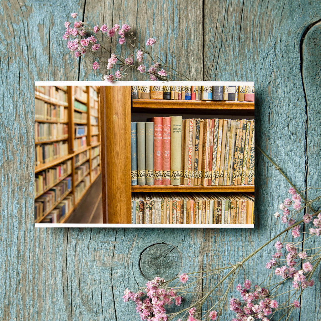 Kunst-Postkarte - Bücher in der Klosterbibliothek Maria Laach