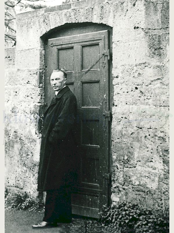 Foto: Konrad Adenauer an der Klausurmauer
