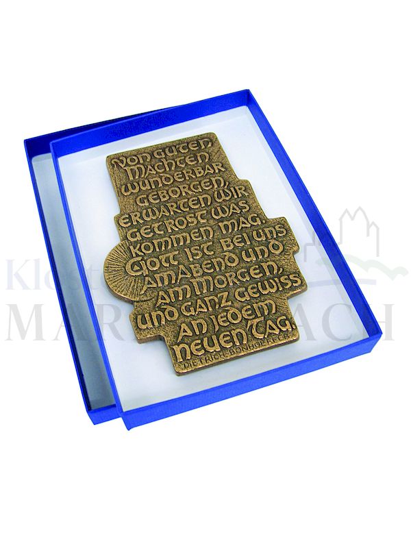 Foto: Spruchrelief Von guten Mächten..., 14 x 10 cm, in blauer Geschenkschachtel